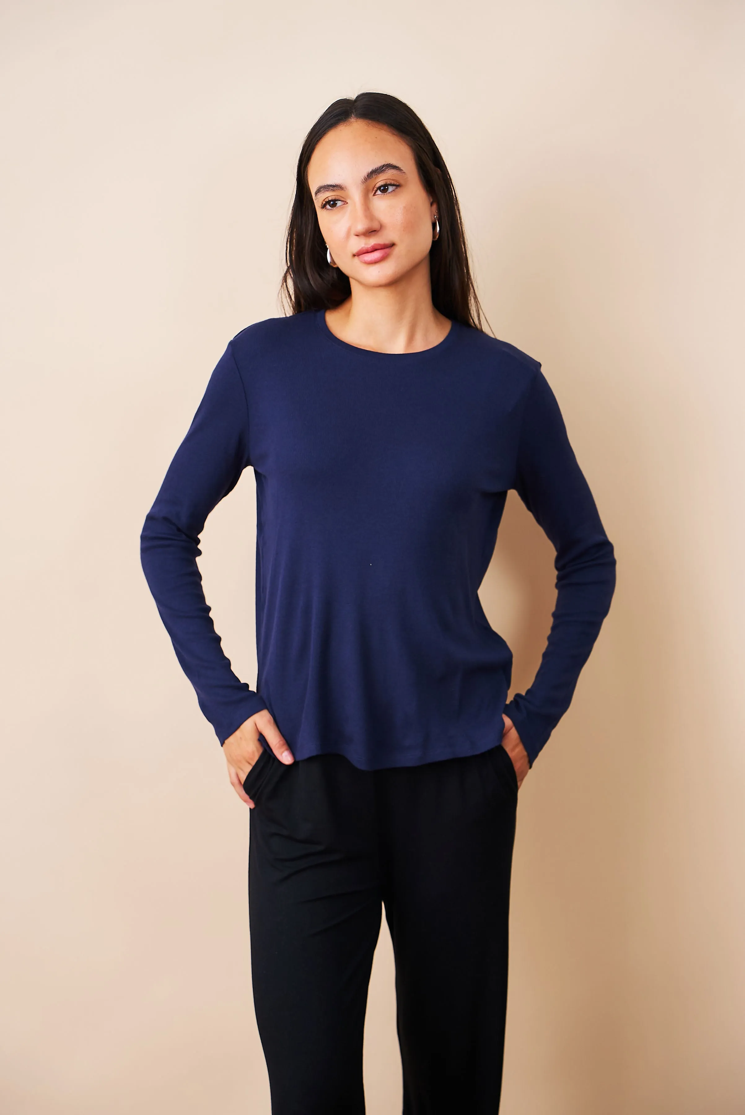 Majestic Silk Stretch Semi Relaxed Ribbed Crewneck in Encre